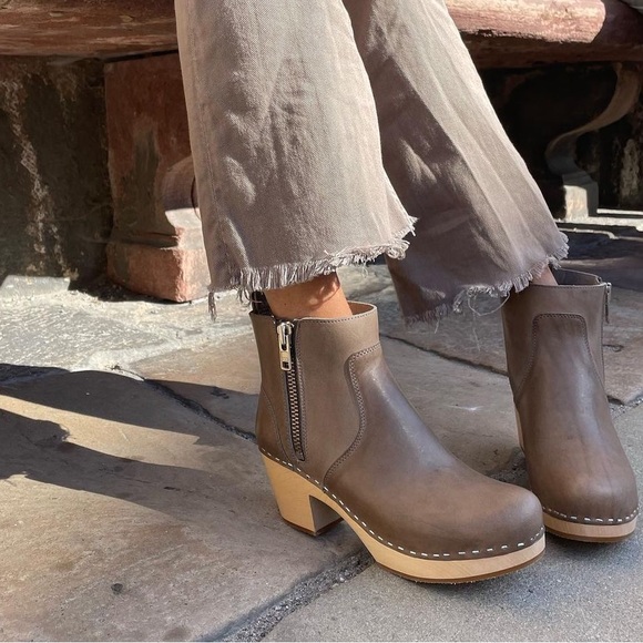Swedish Hasbeens NWT Zip It Emy clog Clasicc  Boot Super Fun Grayish taupe color - Picture 3 of 9